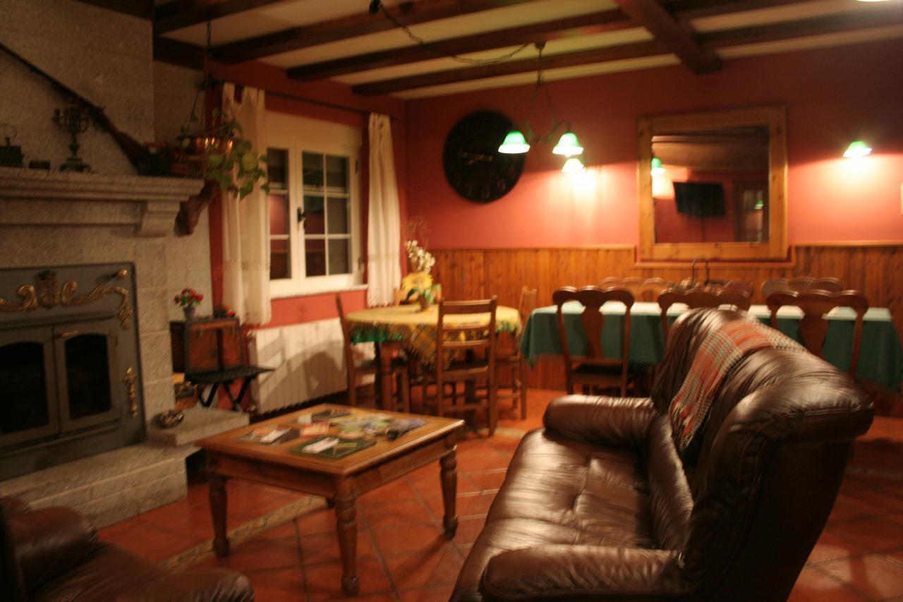 בית הארחה Hoyos del Collado 	La Casona De Collado מראה חיצוני תמונה