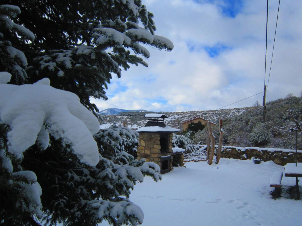 בית הארחה Hoyos del Collado 	La Casona De Collado מראה חיצוני תמונה